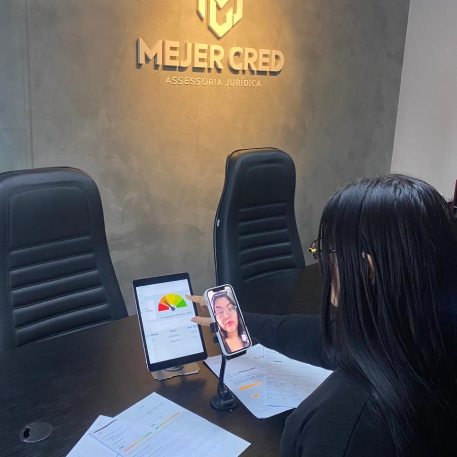 Especialista Mejer Cred em videochamada com cliente